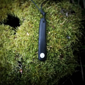 Moor Holz und Perle Anhänger • Morta Holz Halskette • abstrakte schwarz und weiß Schmuck