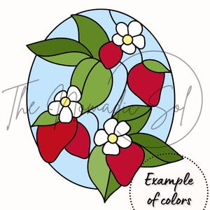 Op de afbeelding: Een glas-in-loodontwerp met rode aardbeien en witte bloemen met gele centra. De aardbeien en bloemen worden omringd door groene bladeren en zijn geplaatst tegen een blauwe achtergrond.