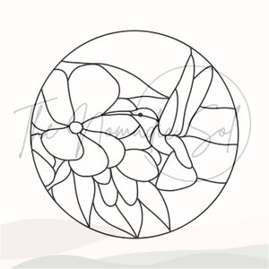 Può includere: Disegno a tratto nero e bianco di un motivo floreale circolare. Il disegno presenta un grande fiore e un colibrì. Il testo "The Nomad Sol" è scritto in corsivo. Adatto per vetrate.