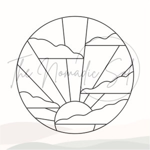 Könnte beinhalten: Schwarz-weiß-Linienkunst-Illustration einer Sonne, die über einem Horizont mit Wolken aufgeht. Die Sonne ist als Kreis mit Strahlen dargestellt, die von ihr ausgehen. Die Wolken sind stilisiert und haben ein einfaches, geometrisches Design.