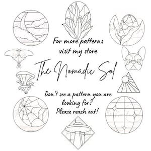 K&ouml;nnte beinhalten: Schwarz-wei&szlig;e Strichzeichnungen verschiedener Designs, darunter ein Halbmond, ein Schmetterling, eine Pflanze, ein Geist, ein Hund, ein UFO, ein Spinnennetz und eine Sonne. Der Text "The Nomadic Sol" ist in kursiver Schrift geschrieben. Der Text "For more patterns visit my store" und "Don't see a pattern you are looking for? Please reach out!" ist ebenfalls enthalten.