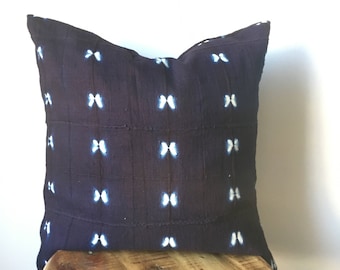 Oreiller DOUBLE FACE en toile de boue africaine Shibori bleu indigo (insert inclus) - recto-verso - 2 côtés - cousu à la main