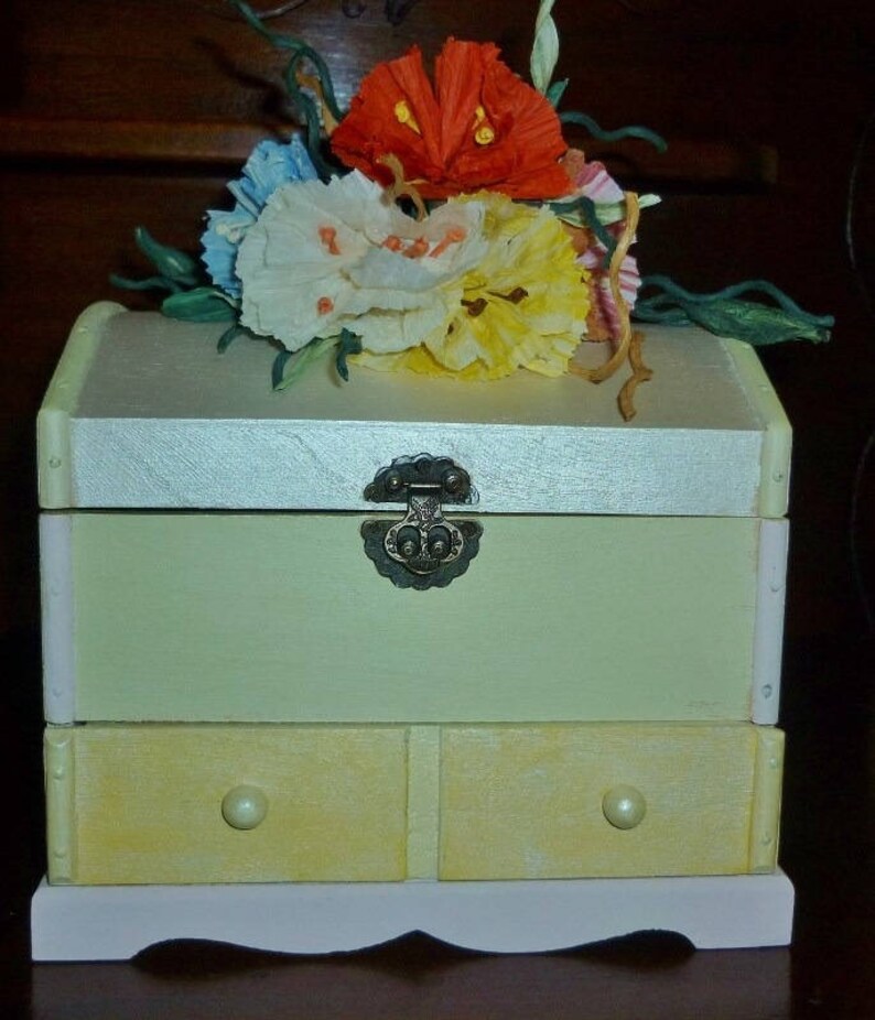 Painted wooden jewelry box with twist-art flowers image 1