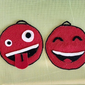 Para szydełkowych podkładek pod garnki z uśmiechniętymi buźkami "Emoji Smiley".