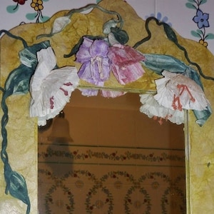 Specchio in legno dipinto e decorato con fiori di carta(twist-art)