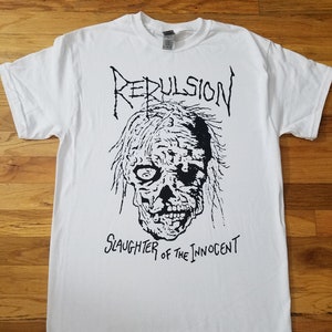 Könnte beinhalten: Weißes T-Shirt mit einem schwarz-weißen Grafikdruck eines Schädels mit dem Text "REPULSION" und "SLAUGHTER OF THE INNOCENT".
