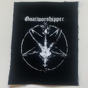 Könnte beinhalten: Schwarz-weißes Patch mit dem Text "Goatworshipper" und einem Pentagramm mit einem Ziegenkopf darin.