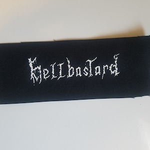 Puede incluir: Parche de tela negro con texto bordado en blanco que dice "Hellbastard".