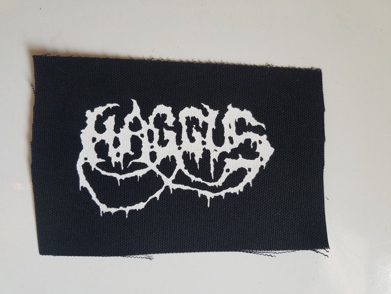 Op de afbeelding: Zwarte stoffen patch met een wit, druppelend, gestileerd logo met de tekst "GORGOROTH".