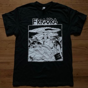 Könnte beinhalten: Schwarzes T-Shirt mit einem weißen Grafikdruck einer Band namens "FRKGORA". Die Grafik zeigt einen Mann und eine Frau mit einer Totenkopfmaske, die ein Buch halten.
