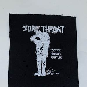 Könnte beinhalten: Schwarz-weiß gestickter Patch mit dem Text "Sore Throat" und einer Zeichnung einer Person mit dem Text "Positive Drinking Attitude" darunter.