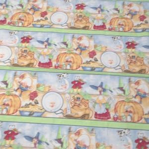 Puede incluir: Tela estampada con un diseño repetitivo de calabazas, platos y personajes caprichosos con temática de cosecha otoñal. El diseño incluye tartas, gnomos y sombreros de bruja, con una paleta de colores naranja, verde y azul.