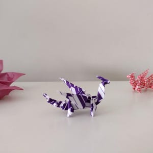 Handgemaakte origami miniatuur draak: Japans washi-papier, een milieuvriendelijk aandenken.