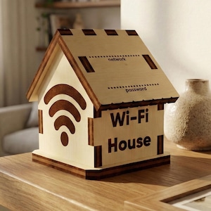 Puede incluir: Una casa Wi-Fi de madera, con forma de pequeña casa. Tiene un símbolo Wi-Fi y las palabras "Wi-Fi House" en la parte delantera. El techo está diseñado para las etiquetas "red" y "contraseña". La casa está hecha de madera clara con detalles marrón oscuro.