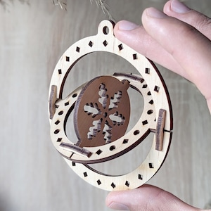 Rotierende Schneeflocke Ornament Laser Cut Datei, SVG Weihnachtskugel kinetische Dekoration (Digitaler Download)