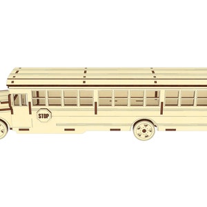 Puede incluir: Un modelo de madera de un autob&uacute;s escolar amarillo con una se&ntilde;al de "STOP" en el lateral. El autob&uacute;s tiene un techo marr&oacute;n y un ribete marr&oacute;n alrededor de las ventanas.