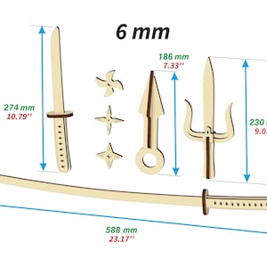 Op de afbeelding: Een set houten wapens, waaronder een katana, een sai, een dolk en drie werpsterren. De wapens zijn allemaal 6 mm dik en worden zowel in inches als millimeters gemeten.