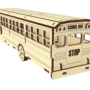 Puede incluir: Un modelo de madera de un autob&uacute;s escolar amarillo con detalles marrones. El autob&uacute;s tiene un letrero de "SCHOOL BUS" en la parte trasera y un letrero de "STOP" en el parachoques trasero.