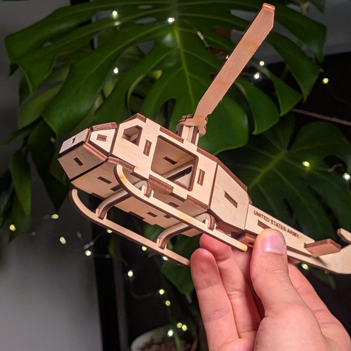 Hélicoptère solaire en bois massif