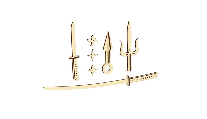 Op de afbeelding: Een set houten ninja-wapens, waaronder een katana, een sai, een werpster en een dolk. De wapens zijn allemaal gemaakt van licht hout en hebben een natuurlijke afwerking.
