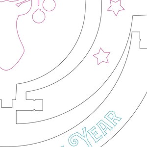 Puede incluir: Decoraci&oacute;n navide&ntilde;a de madera cortada con l&aacute;ser con una cabeza de reno, adornos y estrellas. El dise&ntilde;o incluye el texto "Happy New Year" en color turquesa. La decoraci&oacute;n est&aacute; hecha de varias piezas.