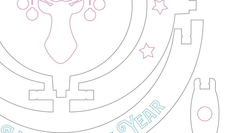 Puede incluir: Decoraci&oacute;n navide&ntilde;a de madera cortada con l&aacute;ser con una cabeza de reno, adornos y estrellas. El dise&ntilde;o incluye el texto "Happy New Year" en color turquesa. La decoraci&oacute;n est&aacute; hecha de varias piezas.