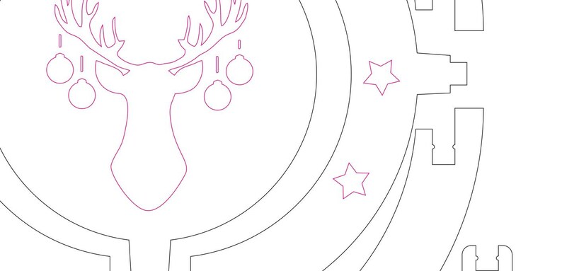 Puede incluir: Decoraci&oacute;n navide&ntilde;a cortada con l&aacute;ser con una silueta de cabeza de ciervo con cuernos y adornos colgantes. El dise&ntilde;o incluye un marco circular con acentos de estrellas, todo en un estilo minimalista.