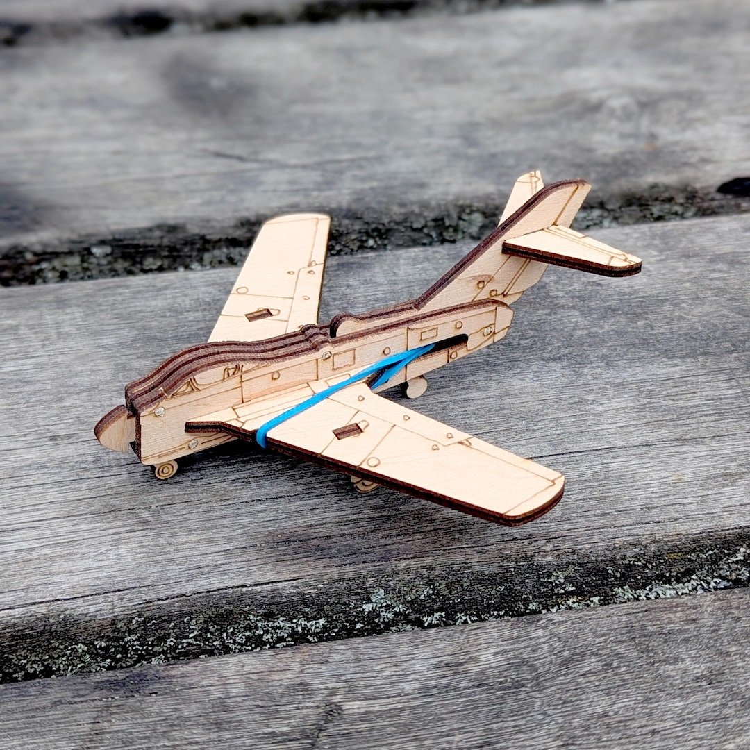 Avion à élastique Pour L'extérieur – Modèle Volant En PP Et Bois, Longueur 44 Cm – Cadeau D'anniversaire Pour Enfants – Couleur Aléatoire (vert, Rouge, Bleu, Violet)