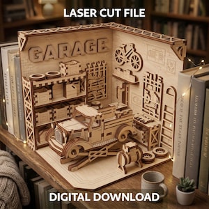 Può includere: Un kit per libreria in legno tagliato al laser che raffigura un garage con un camion in miniatura su un ponte sollevatore, scaffali, una bicicletta e attrezzi. Il testo "GARAGE", "LASER CUT FILE" e "DIGITAL DOWNLOAD" è impresso sul modello.
