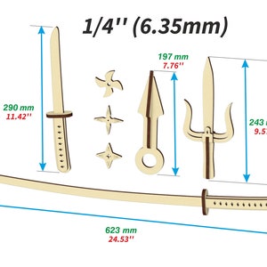 Op de afbeelding: Een set houten wapens, waaronder een katana, een drietand, een dolk en drie werpsterren. De wapens zijn allemaal 1/4 inch dik en worden getoond met hun afmetingen in inches en millimeters.