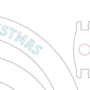 Puede incluir: Un dise&ntilde;o de adorno navide&ntilde;o cortado con l&aacute;ser con las palabras "MERRY CHRISTMAS" en una fuente color teal. El dise&ntilde;o incluye un agujero circular para colgar y una pieza separada m&aacute;s peque&ntilde;a con un agujero similar.