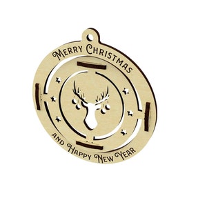 Puede incluir: Adorno navide&ntilde;o de madera clara, de forma circular, con un dise&ntilde;o de reno y la inscripci&oacute;n "MERRY CHRISTMAS AND HAPPY NEW YEAR". Tiene un agujero para colgarlo.