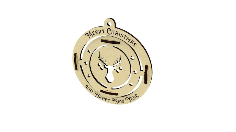Puede incluir: Adorno navide&ntilde;o de madera clara, de forma circular, con un dise&ntilde;o de reno y la inscripci&oacute;n "MERRY CHRISTMAS AND HAPPY NEW YEAR". Tiene un agujero para colgarlo.