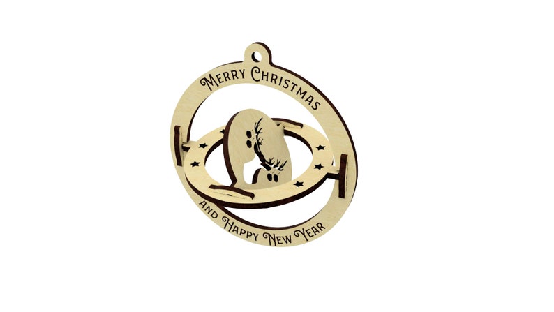 Puede incluir: Adorno navide&ntilde;o de madera con la silueta de un reno dentro de un dise&ntilde;o de herradura. El adorno tiene las palabras "MERRY CHRISTMAS AND HAPPY NEW YEAR" grabadas alrededor del borde. El adorno es de madera clara.
