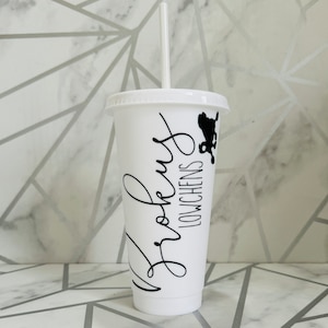 Könnte beinhalten: Weißer wiederverwendbarer Becher mit einer schwarzen Silhouette eines Hundes und dem Text "Frothy Lowchens" in schwarzer Kursivschrift.