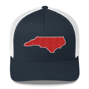Pu&ograve; includere: Un cappello da camionista blu navy e bianco con un contorno ricamato rosso dello stato della Carolina del Nord.