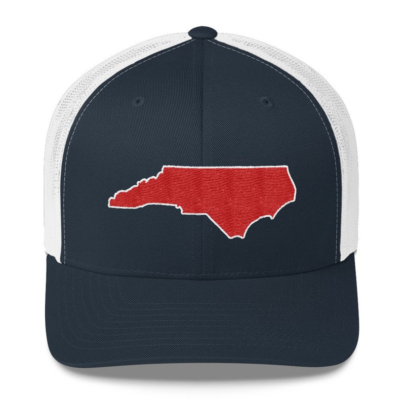 Pu&ograve; includere: Un cappello da camionista blu navy e bianco con un contorno ricamato rosso dello stato della Carolina del Nord.