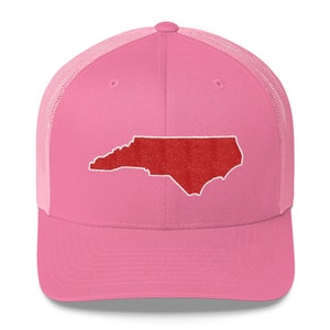 Pu&ograve; includere: Cappellino da camionista rosa e nero con un contorno ricamato rosso dello stato della Carolina del Nord.