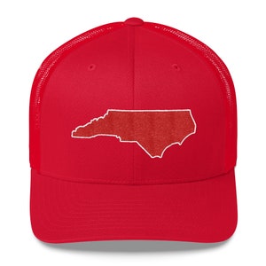 Pu&ograve; includere: Cappellino da camionista rosso con un contorno bianco dello stato della Carolina del Nord in rosso.