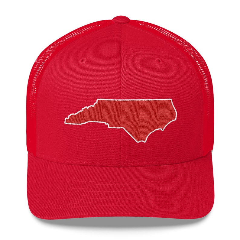 Pu&ograve; includere: Cappellino da camionista rosso con un contorno bianco dello stato della Carolina del Nord in rosso.