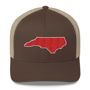Pu&ograve; includere: Un cappello da camionista marrone e beige con un contorno ricamato rosso dello stato della Carolina del Nord.