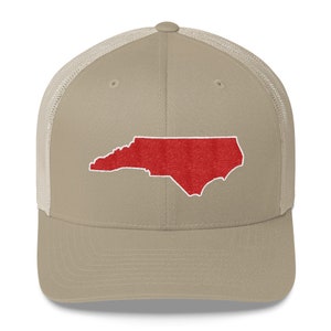 Pu&ograve; includere: Un cappello da camionista beige e bianco con un contorno ricamato rosso dello stato della Carolina del Nord.