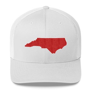 Pu&ograve; includere: Cappellino da camionista in rete bianca con un contorno ricamato rosso dello stato della Carolina del Nord.