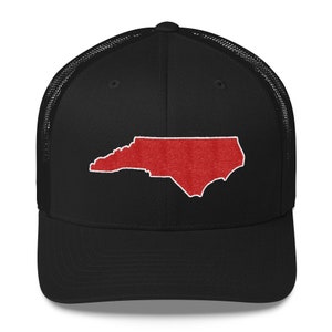Pu&ograve; includere: Cappellino da camionista nero con un contorno ricamato rosso dello stato della Carolina del Nord.