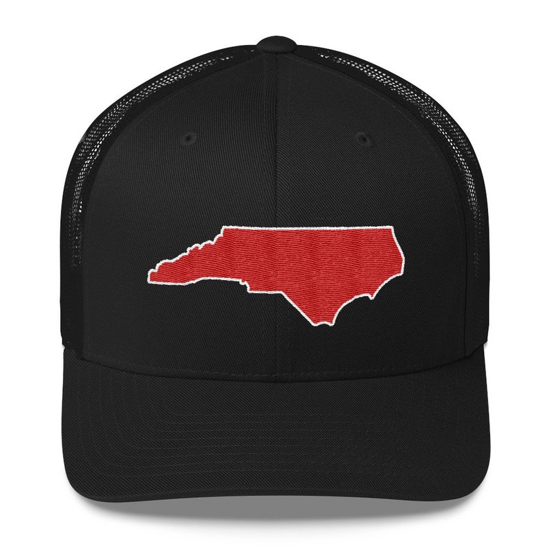 Pu&ograve; includere: Cappellino da camionista nero con un contorno ricamato rosso dello stato della Carolina del Nord.