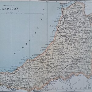 1885 年のアンティーク カーディガンシャー地図。ウェールズ、ウェールズ州。地図作成、オリジナル地図。ビクトリア朝の地図印刷。アベリストウィス、ランペター、カーディガン。