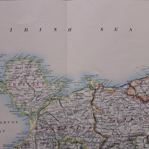 Kaart van Noord-Wales en Anglesey County uit 1896. Origineel antiek. Caernarvon, Debigh, Conway, Bangor en Holyhead.