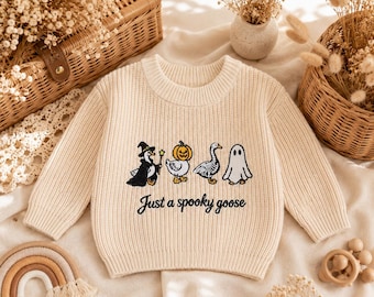 Pull pour tout-petit « Just a Spooky Goose » | Pull d'Halloween pour tout-petit | Pull d'automne en maille pour bébé | Tenue « Cueillette de citrouilles » | Pull brodé pour enfant