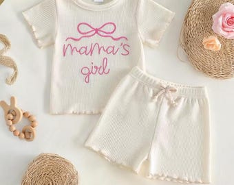 Conjunto de roupa para bebê "Filhinha da Mamãe", roupa de verão para bebê menina, conjunto fofo para criança pequena, blusa e shorts de malha waffle, roupas neutras para bebê, presente para chá de bebê