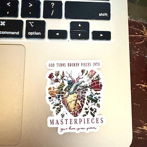 Pegatina "Dios transforma piezas rotas en obras maestras" - Vinilo impermeable inspirado en la fe - Cita cristiana inspiradora - Apto para lavavajillas y resistente a la intemperie